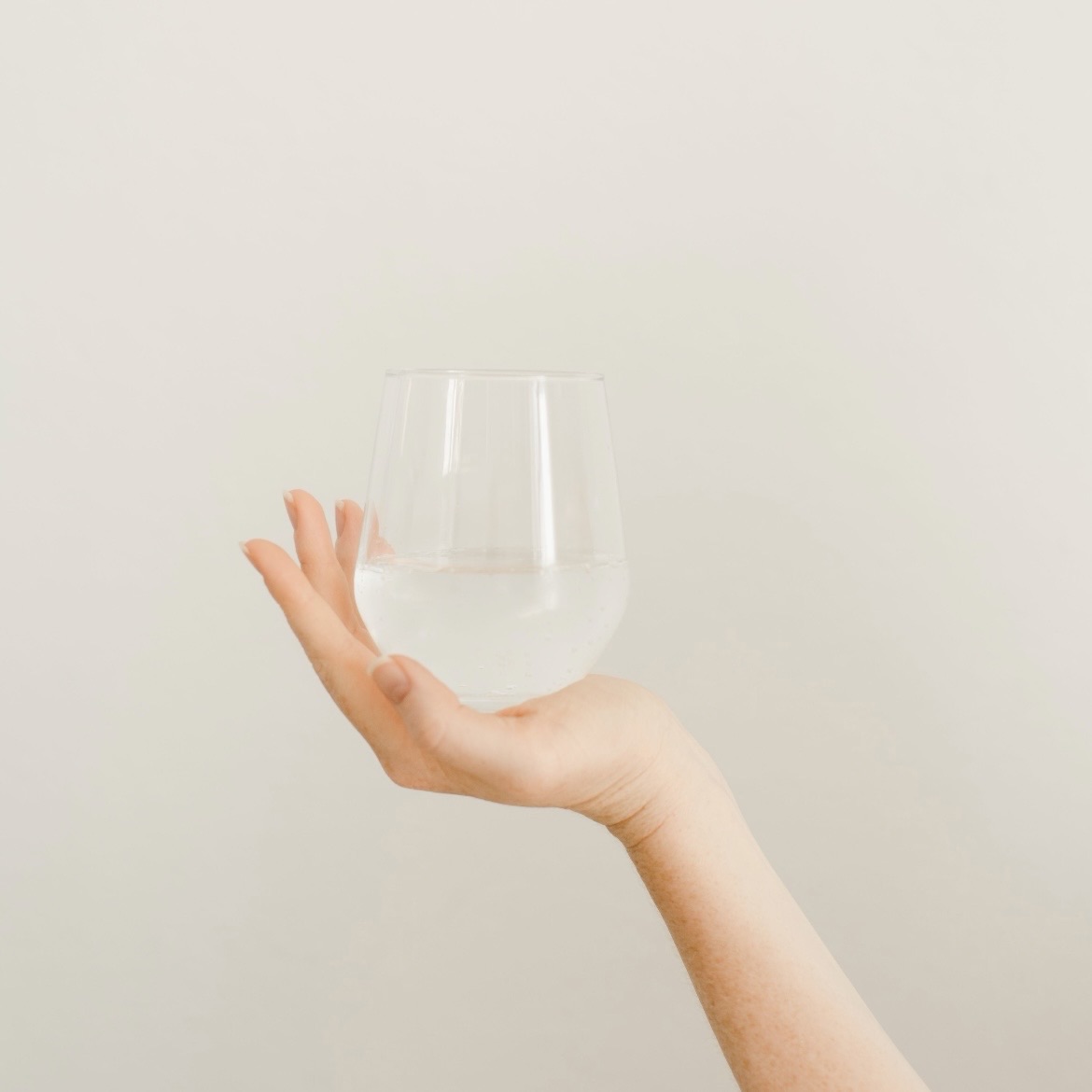 内側から透明感を出す「お水」の飲み方｜乾燥・くすみを防ぐインナーケア習慣